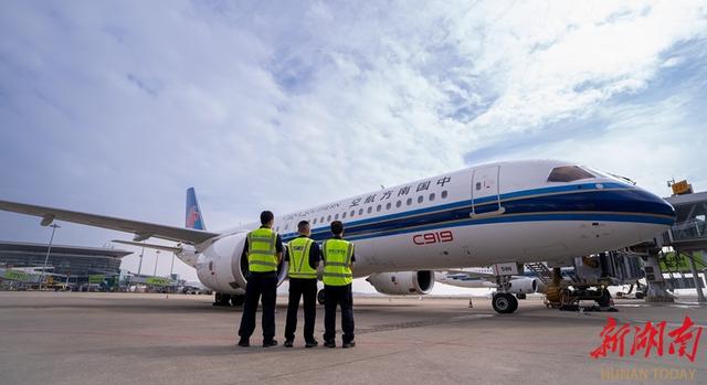C919首次执飞长沙至北京航线