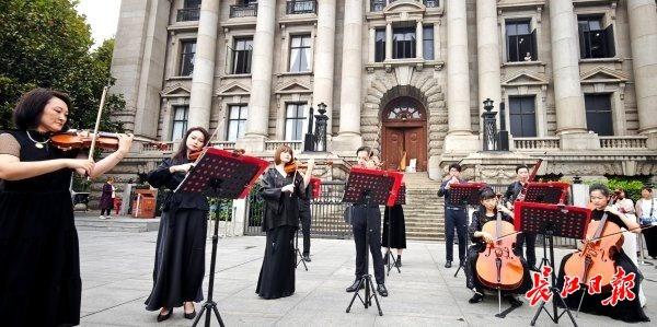 百年江汉关奏响城市乐章，琴台音乐节“快闪”点燃市民游客热情