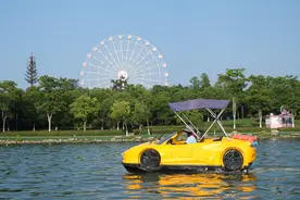 武汉东湖水上“跑车”走红，外形酷似法拉利且有蓝牙音箱，负责人：高峰期一两百人排队图片