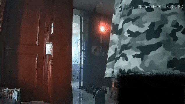 女生在家遇火灾上演教科书式自救