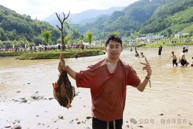会泽雨碌大地缝：捞鱼抓鸭嗨翻天‖雨碌乡捞鱼狂欢节