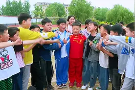 跟我走！“小孩哥”猛蹬自行车给救护车带路图片