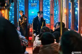 这里有星空和深海！“时光电车”惊艳亮相百年中山路 新春免费体验点燃青岛老城图片