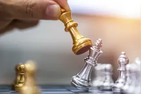 不敢花钱的时代，安踏怎么还在进攻？图片