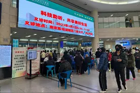 女白领戴耳机长期调到最大声，突然“耳聋”图片