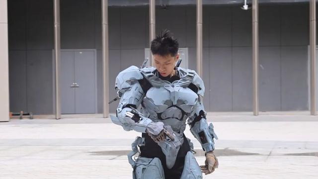 大学生“钢铁侠”！“手搓”机械战甲，能自动开合