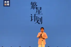 男孩比赛摔倒后的第一反应，获全网点赞！图片