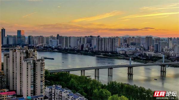 一江碧水穿城过，两岸风华尽揽——这是株洲独有的浪漫拼图