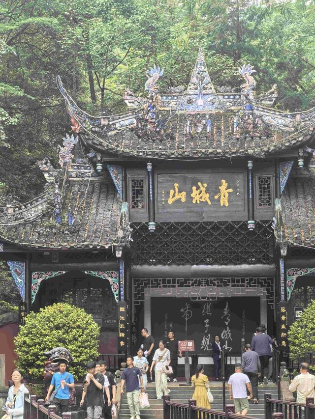 暑期旅游收官：成都稳居自驾热门城市第一、热门目的地第四