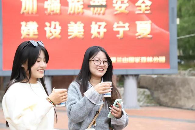 国庆长假秋雨至，贺兰山国家森林公园“暖心服务”护航游客畅游雨境