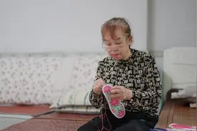 “鞋垫妈妈”张兴会： 缝制千双鞋垫 续写母子情深图片
