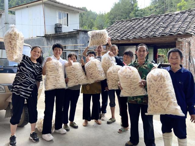 赵露思直播助农带火四川青川竹荪