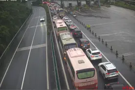 出行注意，成都周边高速部分路段因雨天车流量大出现排行→图片