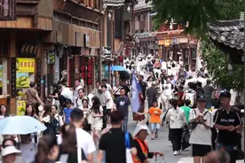 贵州：西江千户苗寨迎来暑期旅游旺季图片