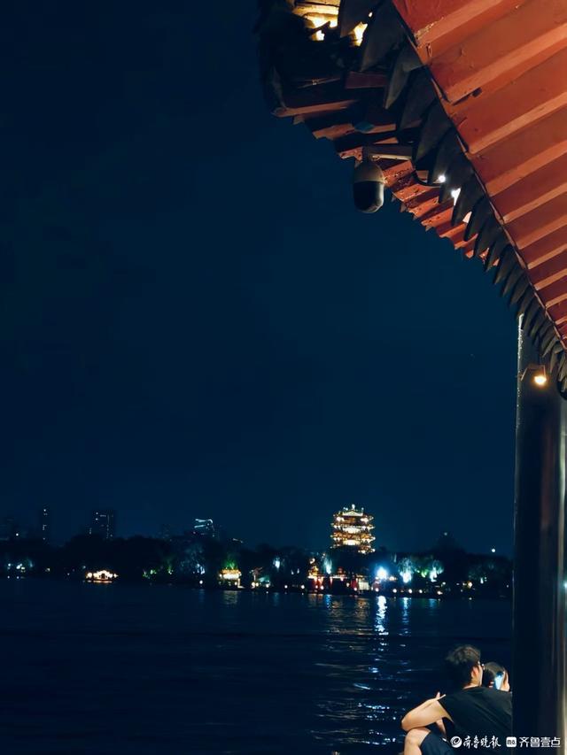 夜晚的大明湖，凉风习习令人陶醉