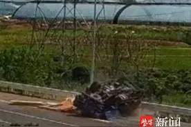 太暖了！高速上货车爆胎侧翻，5辆过路车停下紧急救援图片