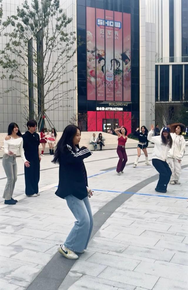 《冠军秀》中国版、圣水洞主题快闪店……解锁国际青年潮流新坐标