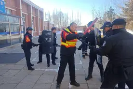 冬季行动 | 正镶白旗公安局反恐怖和特巡警大队联合旗铁路派出所开展反恐防暴处突演练图片