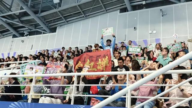 全红婵时隔五月重返赛场，出战女子团体双人10米台，第一跳结束后排名第一，看台上都是为她加油的海报