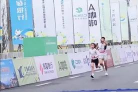 11岁女孩在成都崇州半马5公里欢乐跑项目勇夺女子第一，家长：孩子从小就锻炼图片