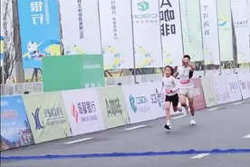11岁女孩在成都崇州半马5公里欢乐跑项目勇夺女子第一，家长：孩子从小就锻炼图片