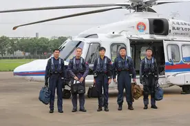 东海救助局直升机AW189首起救助任务：成功救起外籍患病船员图片