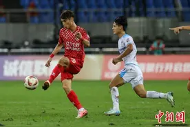 中甲：辽宁铁人胜大连英博图片