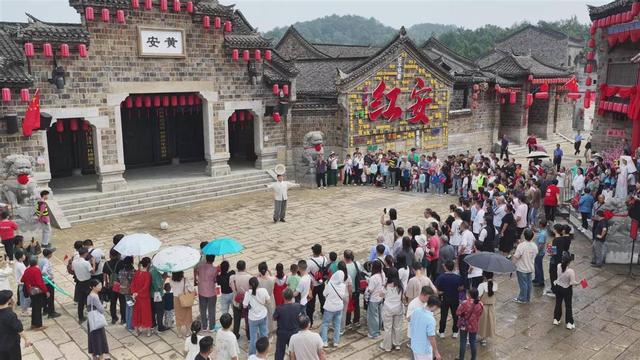 ​红安文旅国庆掀“国潮” 古城焕新首日引客1.5万