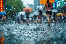 受台风“潭美”影响，三沙出现罕见海水倒灌情况，海南部分列车逐步停运图片