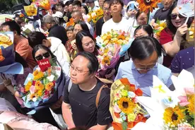 高考收官！考场外仪式感满满图片