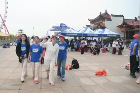 去年百公里最后抵达终点的女孩又来了 这一次她关注的是沿途的风景和快乐图片