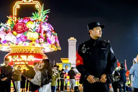 增设10条安检通道，北京警方圆满完成广场升国旗仪式安保工作图片