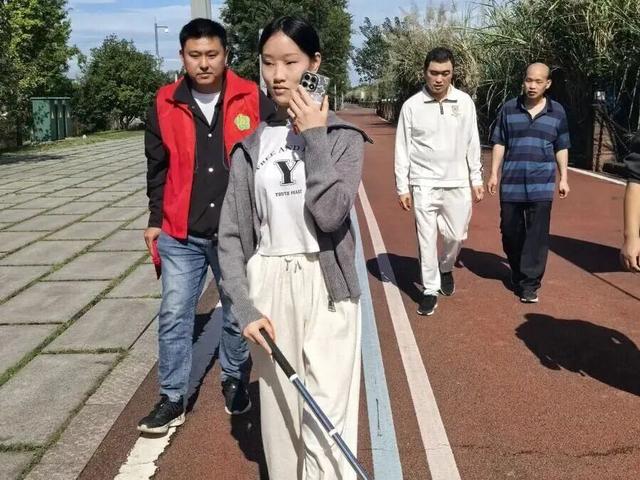 国际盲人节丨无障碍徒步、“科技助盲”教学实践…和盲人朋友体验多彩生活