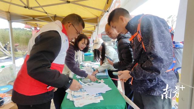 穿越万亩茶园，紫金龙窝首届徒步活动吸引千人打卡“蝉茶小镇”