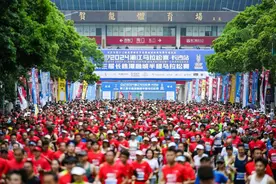 2024湘江马拉松赛·长沙站第三届长株潭融城半程马拉松赛开赛图片