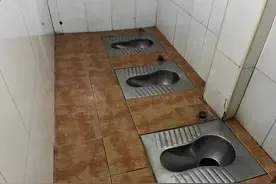 “你能接受蹲厕时头对头吗？”网友去北京胡同游玩，公厕三个蹲厕紧挨无挡板图片