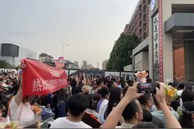 北京高考结束，家长定制超大“向日葵”、创意横幅“花式”接考生图片