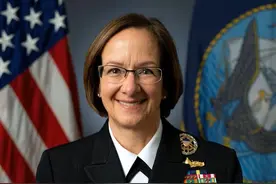 美国首位女性出任海军作战部长，曾指挥两个航母打击群图片