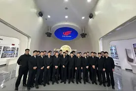 用青春护航国产大飞机展翅翱翔图片