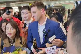 捐赠二战相册的美国小伙抵达北京，开启中国之行图片