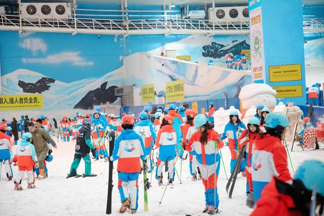 马上游湖北|咸宁一池温泉泡热“朋友圈”，外国友人穿着汉服泡青砖茶