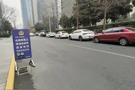 私家车乱停放占道一半 成都交警：已接到投诉会处理图片
