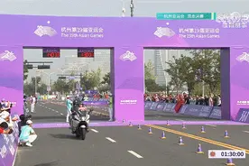 鞋掉了，照样夺冠！图片