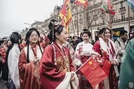 巴黎春节庆典上，身着汉服的他们吸引了数万人的目光图片