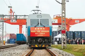 运输时效提升12% 西安铁路局首趟快递电商“公转铁”集装箱多联快车开行图片