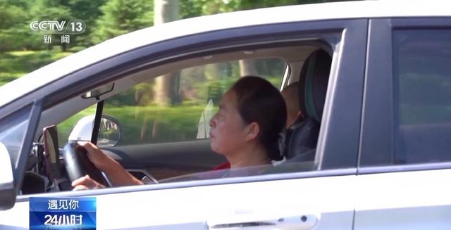 女子带患渐冻症丈夫开网约车