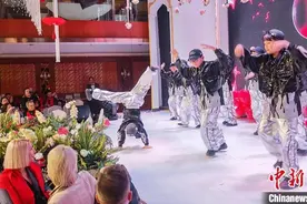 中俄边境小城密山 800多名俄罗斯游客等齐听“新年钟声”图片