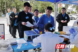 长沙血液中心献血车走进长沙航空职业技术学院图片