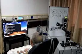 首次实现！用意念控制机械臂写字，76岁瘫痪老人过上“赛博人生”图片