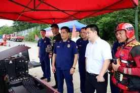 长江边上的“潜水卫士”图片